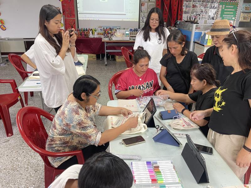 講師示範連結電繡機自動完成刺繡。等待電繡時，學員同步進行族語燙貼與丙烯馬克筆畫圖等多元手作，讓體驗豐富而圓滿。
