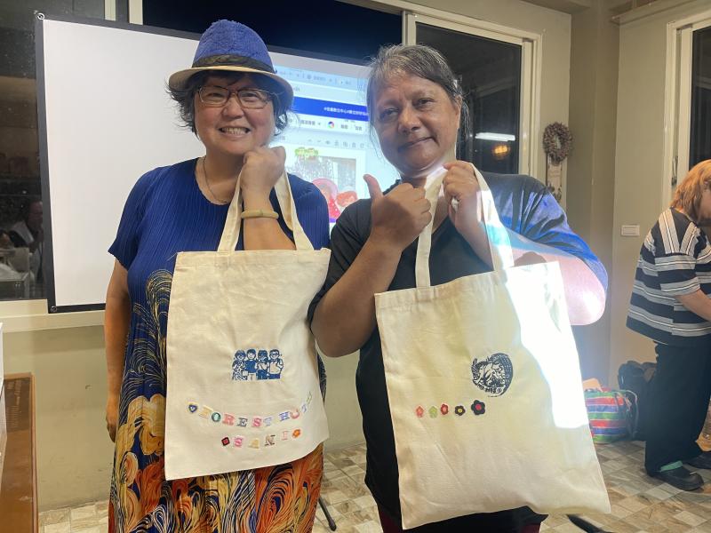 學員將個人照片數位化調整，透過電繡機完成肖像布章，針腳精準細密。隨後運用熨斗燙貼固定，並以丙烯筆手繪裝飾。此作品成功融合數位科技與手作溫度，呈現獨一無二的個人化創意。