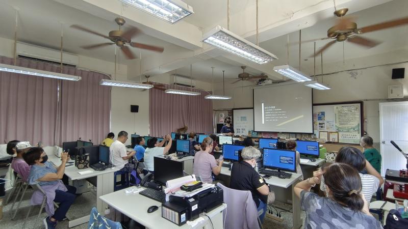 講師介紹AIGC生態圈