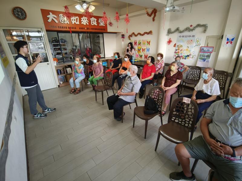 大家都專注聆聽，學習如何避免成為詐騙的受害者