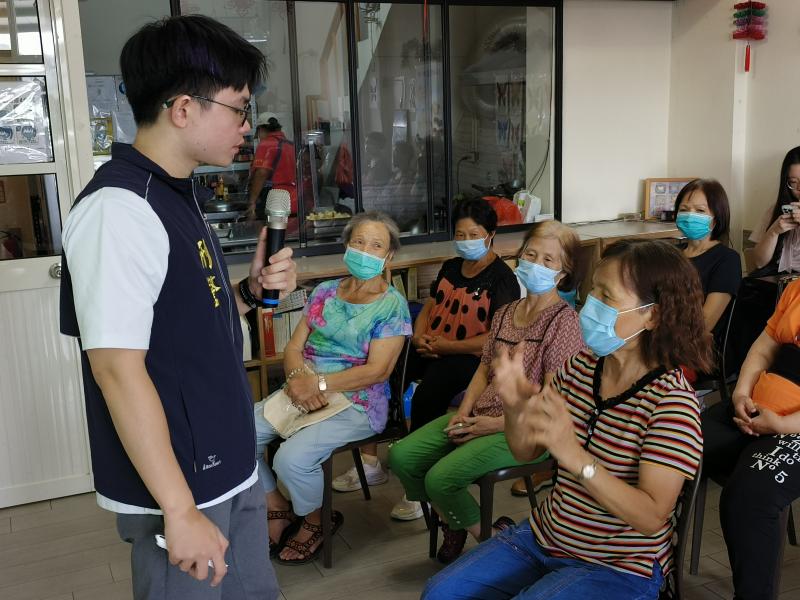 長輩們踴躍發問，分享自己或親友遭遇詐騙的經驗。廖警官與地政專員逐一回應，提供實際可行的防範建議，讓大家收穫滿滿。