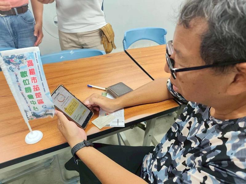 實際操作行動支付的過程中，遇到註冊時驗證失敗,講師也耐心協助學員完成