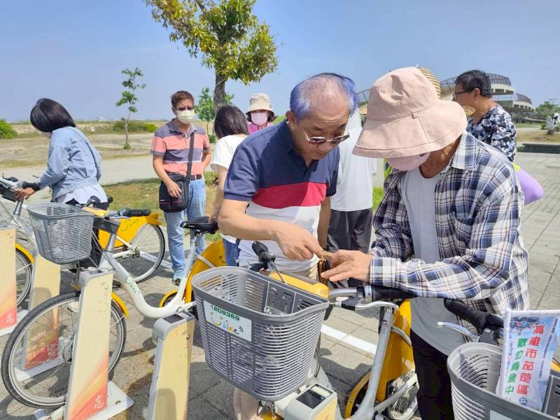 學員開心的完成手機軟體搭乘Ubike 