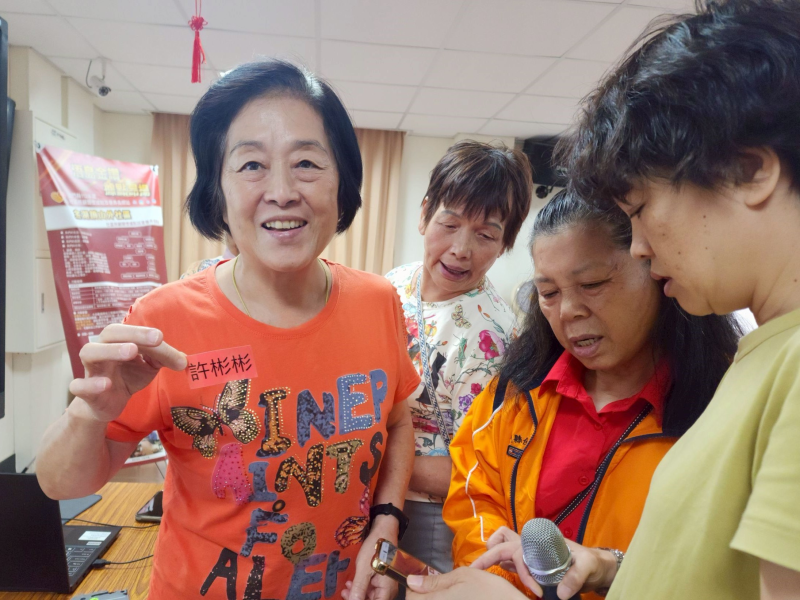 學員拿到今天學習成果覺得滿心歡喜