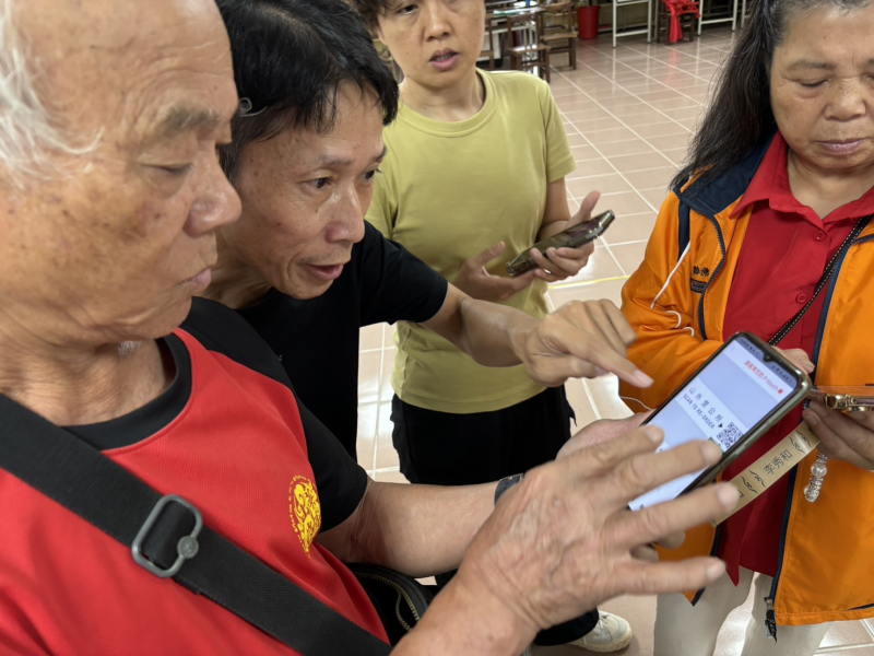 教導如何將網址或wifi無線網路產生QR Code製作成標籤貼應用於生活中。透過掃描QR Code就能連結社區的wifi或地圖位置。