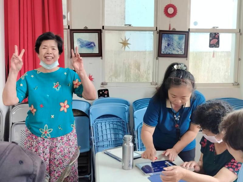 他們彼此交流、互相協助，即使是第一次接觸平板電腦，也掩不住那份對新知的熱情。