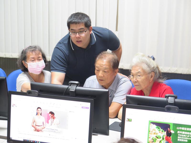 講師個別指導學員操作虛擬主播平台