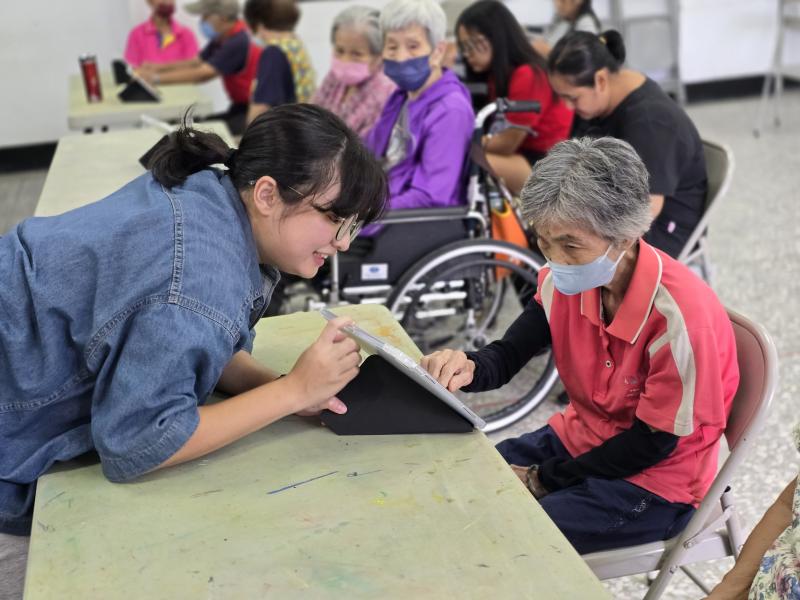 我們一位一位長輩教導如何設定時間、選擇鬧鈴，讓他們操作幾次熟悉流程。