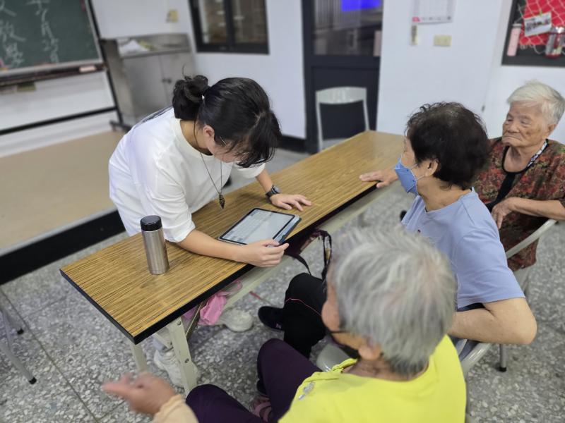 這樣的課程不僅拉近了長輩與科技的距離，也讓社區充滿活力與笑聲。