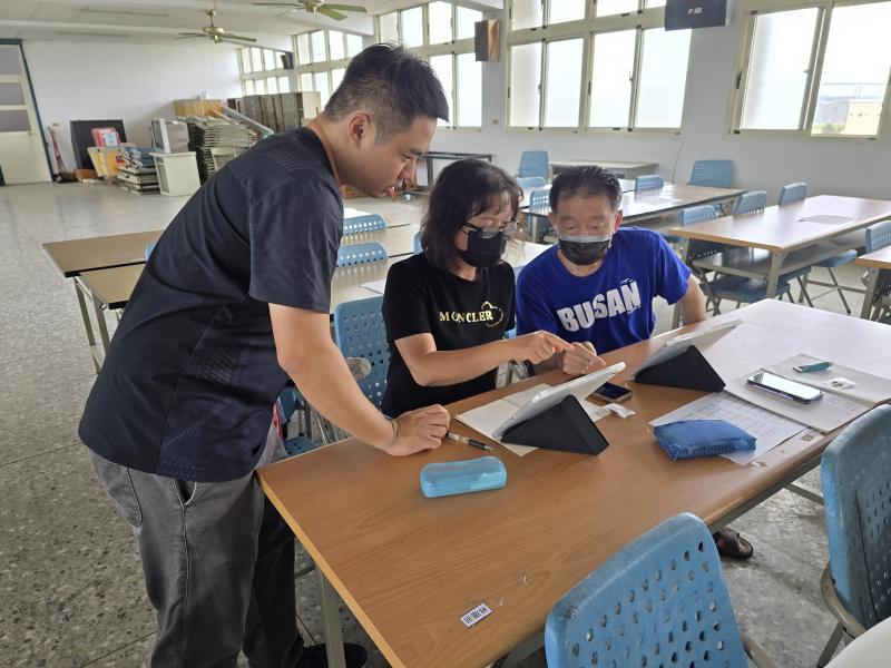 學員們還學會如何從應用商店下載新的APP