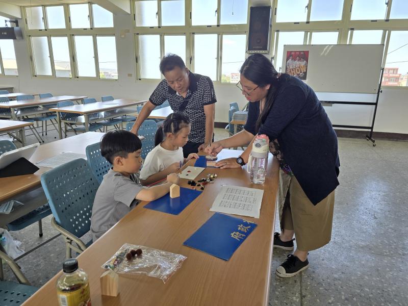 在製作過程中，孩子的眼睛閃閃發亮，不斷發現新的組合方式