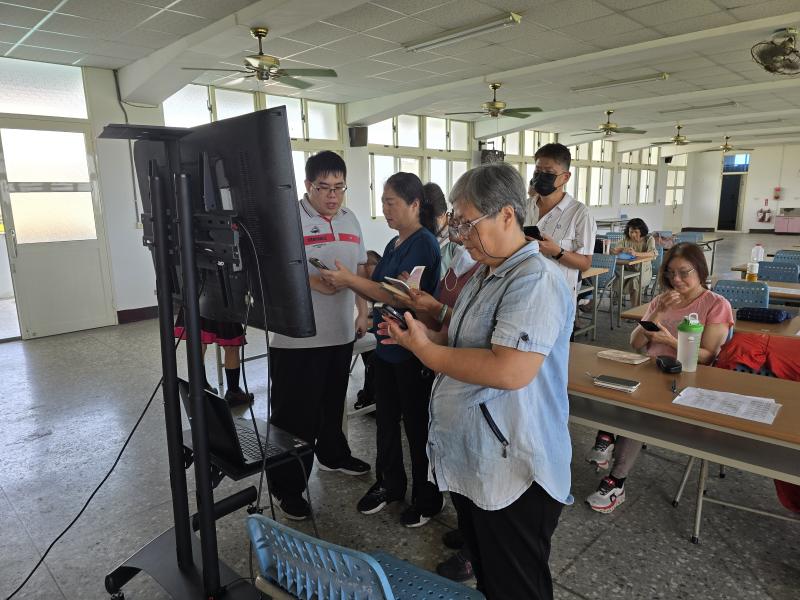 課程中，老師一步步教大家如何使用AI圖片生成平台，
