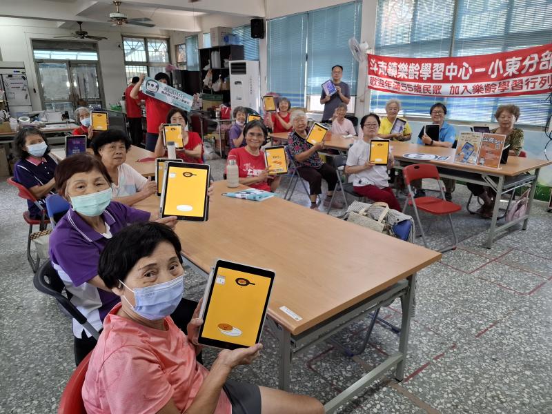 每位長輩人手一台平板，專注又開心地操作著遊戲，互相交流、笑聲連連，現場氣氛熱鬧又溫馨。