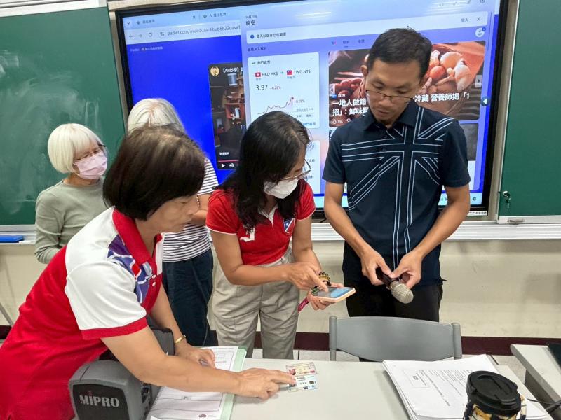 同學們跟老們詢問操作的細節，例如提問該如何修正才能更精準。