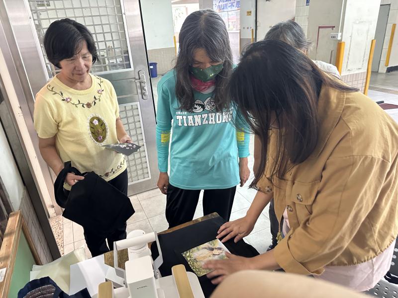 有學員正在熱轉印紙作品，以及有人手持熱轉紙作品等候情形.