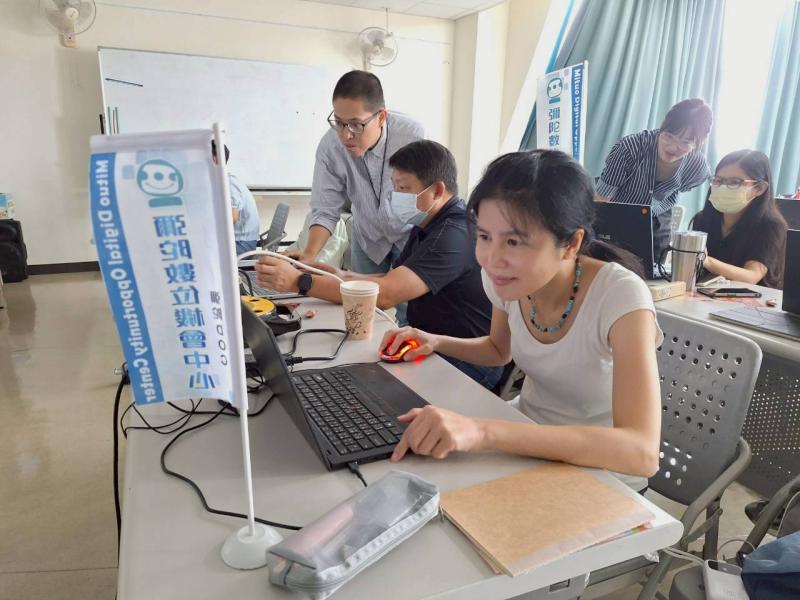 學員們樂在學習，練習創作數位作品。