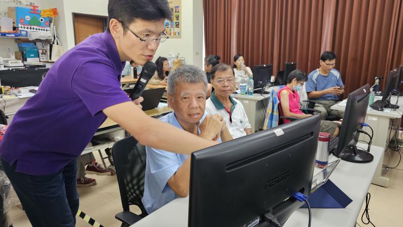 講師耐心協助學員處理操作上的問題。