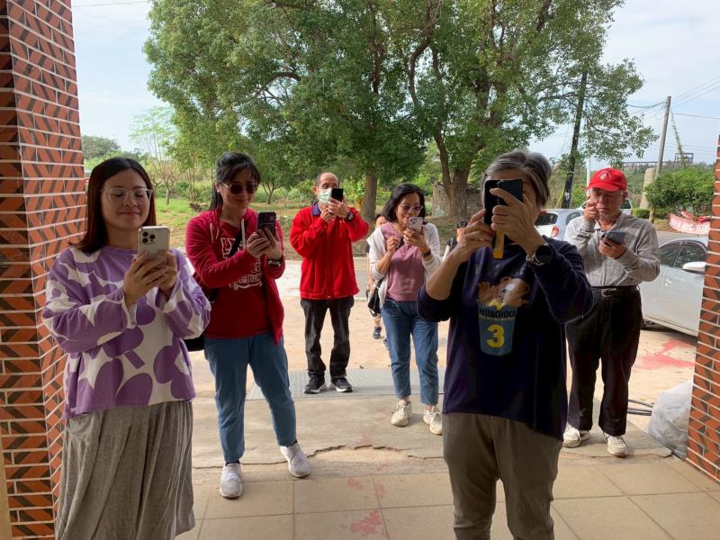 利用Google地圖導航步行實作，學習定位與路線規劃應用。