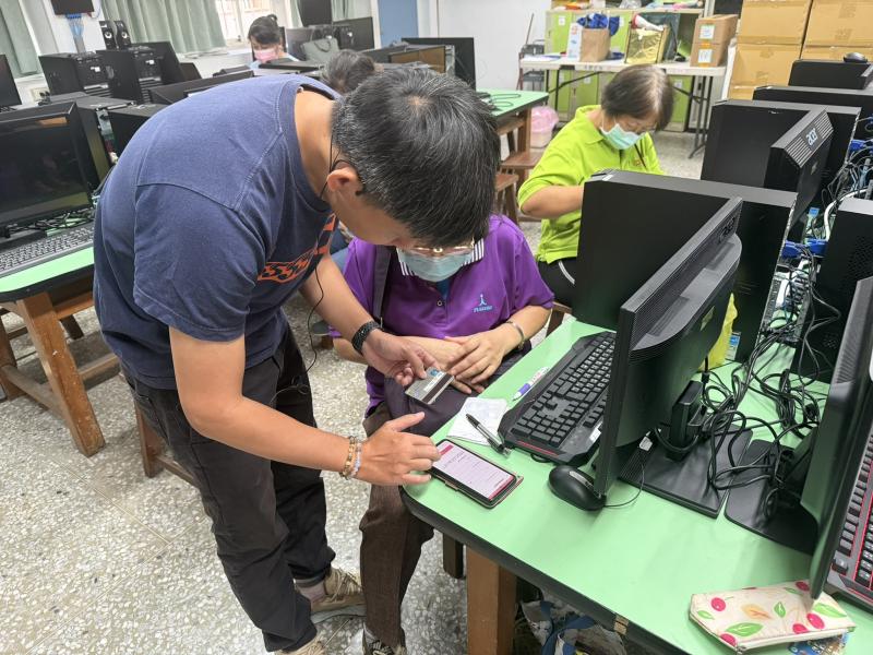 講師協助學員設定行動支付