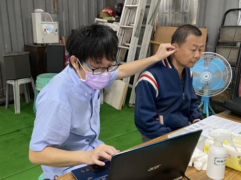 聽力師協助測量長者聽力