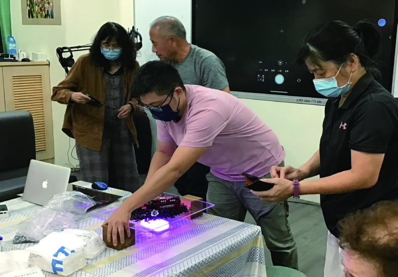 講師指導學員拍攝商品