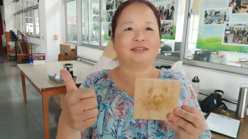 每位學員完成一件雷雕杯墊作品，並在分享環節中講述自己的創作靈感。