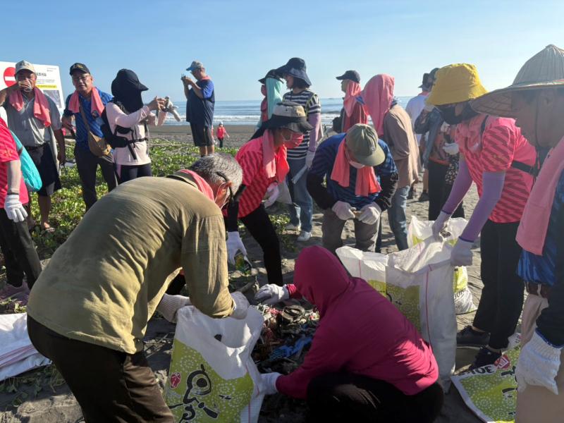 配合淨灘活動的空拍實作課程進入實作階段時，我們配合社區的「淨灘活動」進行現場空拍。