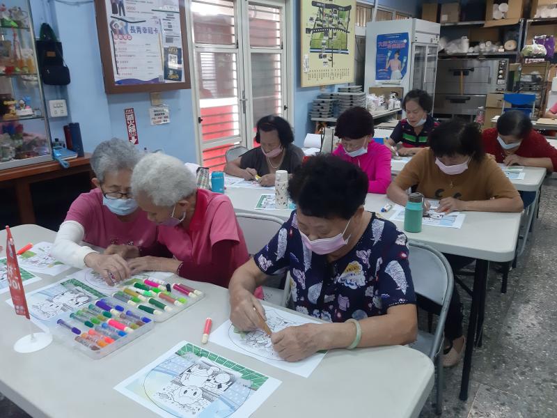 第二堂課進行彩繪扇子活動，每位長輩都發揮創意，在白扇上自由揮灑色彩。現場充滿歡笑與交流。彩繪過程不僅培養創意，也增進人與人之間的互動。