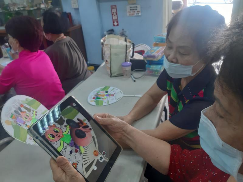 最後透過平板APP結合AR技術，透過鏡頭將彩繪好的扇子圖案，變成立體互動畫面。長輩們驚喜地看到物體變立體了，感受到傳統藝術與現代科技結合的奇妙,紛紛說:「真有趣,老師要常來我們社區幫我們上課ㄡ。」