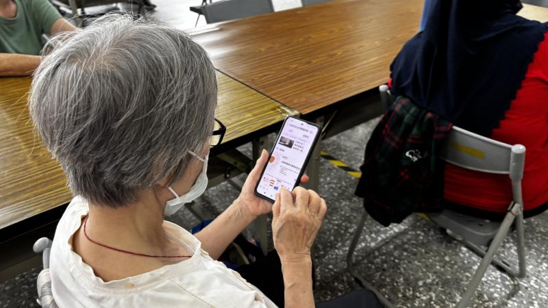 學員觀看手機line反詐騙宣導訊息。