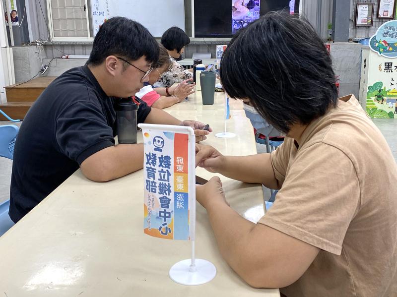 學員們低頭專注操作手機，投入創作屬於自己的電子故事書。