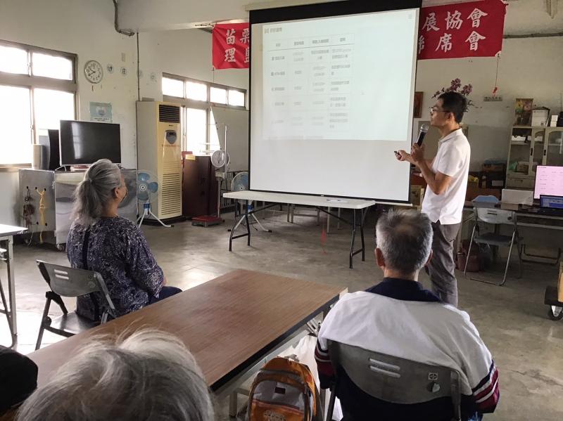 智國老師提醒學員自114年11月5日起開放申請,並特別強調各項申請管道及注意事項,協助社區長輩提升警覺,避免受騙