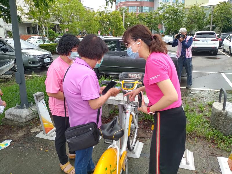 學員聽從講師說明ubike單車借用方法，並進行借用。