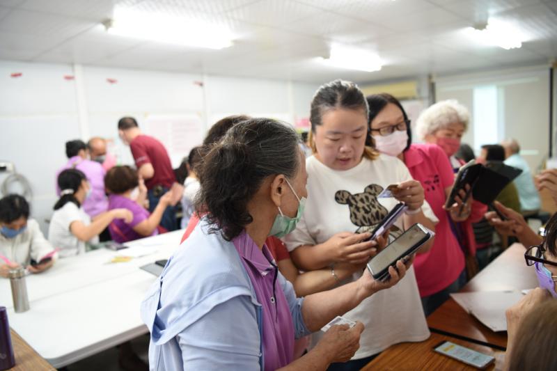 學員聽從講師說明，如何從手機上下載大台南公車APP，並能進行查詢所需搭乘公車的時刻表與公車動態。