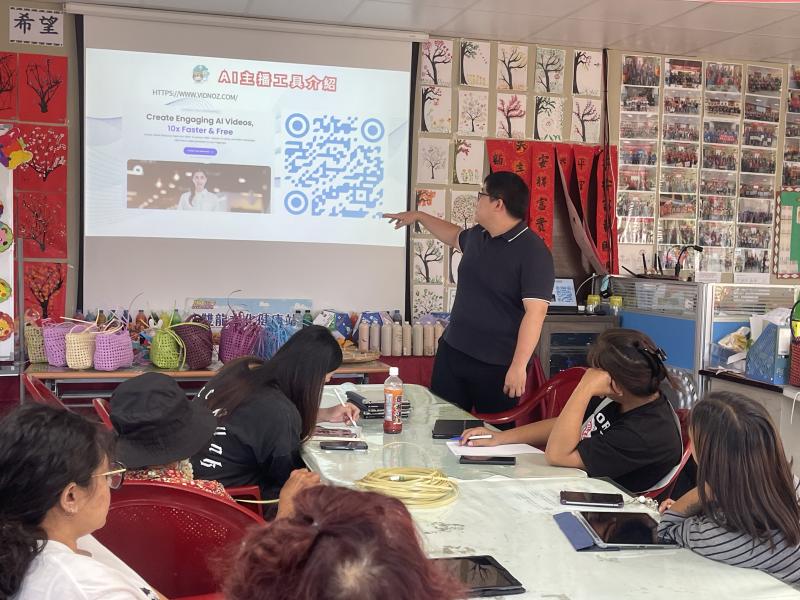 講師親自指導每位學員操作平板,協助從文字到影片生成,學員互動熱絡,長者也能順利完成,展現數位學習成果。