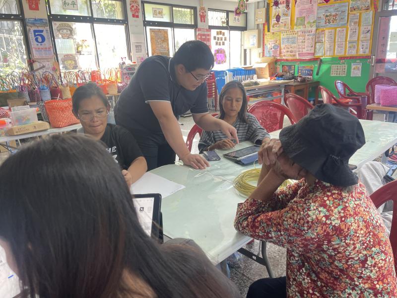 學員完成AI影片創作並展示成果,如母親節主題影片,畫面溫馨感人,展現AI應用於生活與文化推廣的多元可能。