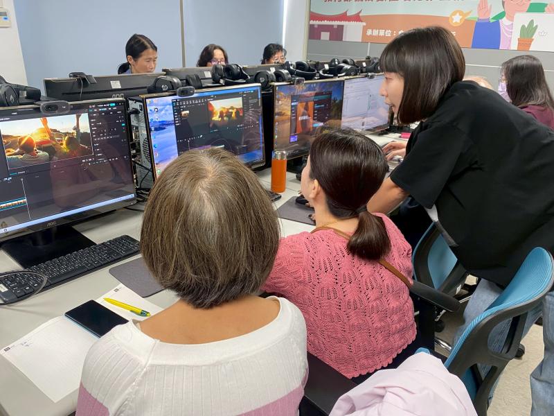 老師細心協助學員