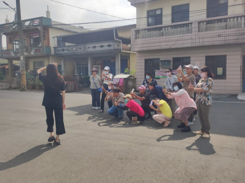 講師帶領學員戶外實拍，現場指導構圖與光線運用。