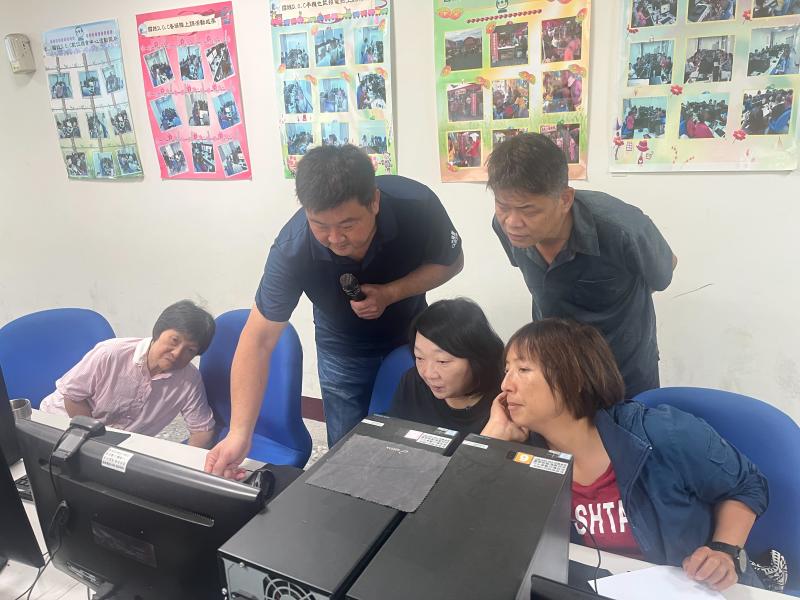 點選各課程名稱，即可查看詳細內容、時間與費用，並能直接線上報名或下載相關資料，方便使用者查詢。