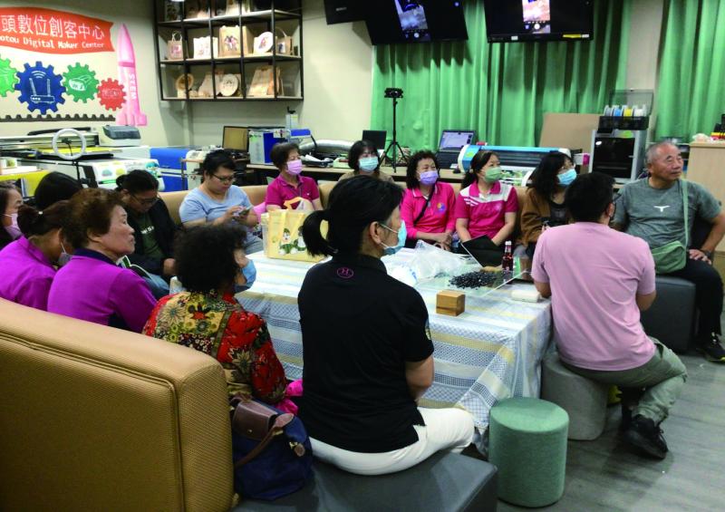 學員專心學習上課畫面