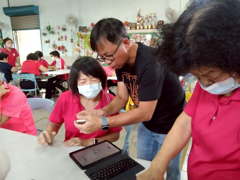 老師協助學員如何安裝whoscall防詐軟體