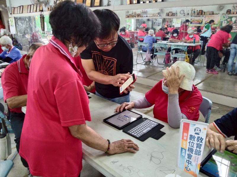 協助學員在自己的手機上安裝與設定防詐騙應用程式。