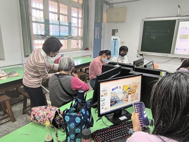 學員與老師討論