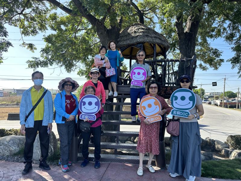 老師與學員於樹仔腳堤防公園大合照