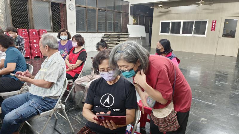 學員使用自己的手機進行實際操作練習