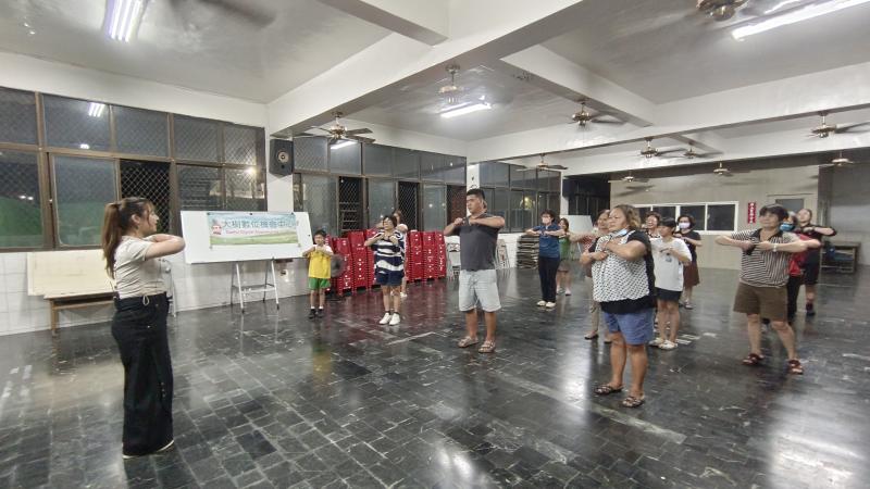 從YouTube搜尋音樂 講師帶領學員跟著音樂動一動