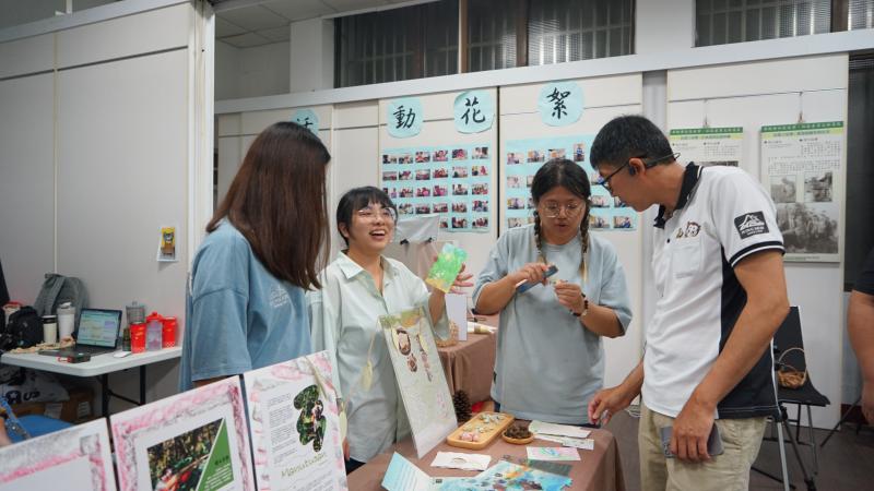 課程安排遊程成果展示區，學員將練習中製作的海報、體驗卡、導覽簡章等作品攤開分享。參與者拿著手機掃描 QRCode，實際操作互動式任務設計，體驗故事導向、任務引導與遊程資訊整合的效果，充分展現本課程的實作精神。