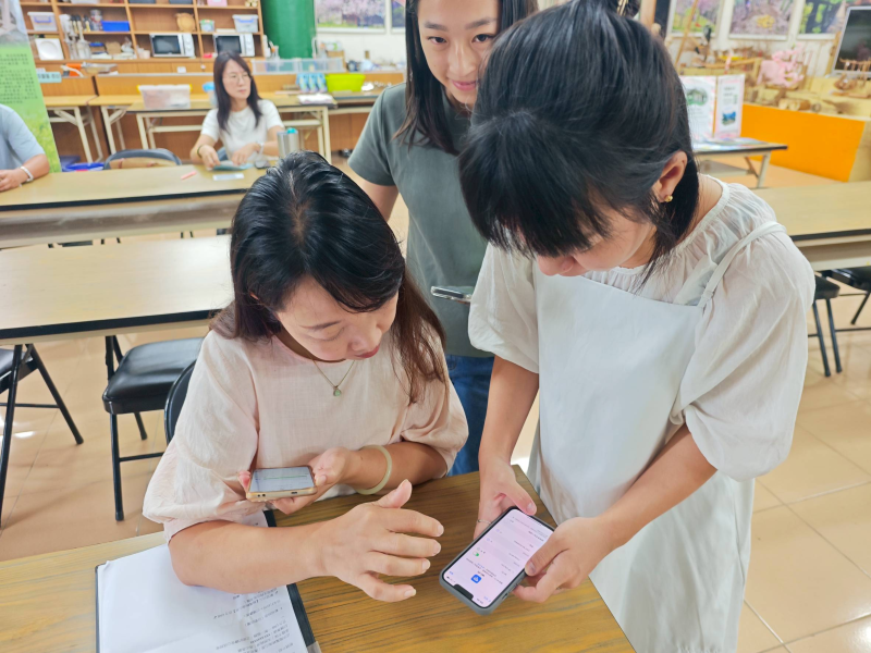 學員們在課堂中分享彼此的遊程創意點子，嘗試把地方故事轉化為具體的體驗節點。透過 AI、地圖工具與 LINE@ 的功能示範，大家積極討論、互相交流，展現出重新認識家鄉、並用創新的方式重新敘述地方文化的熱情。