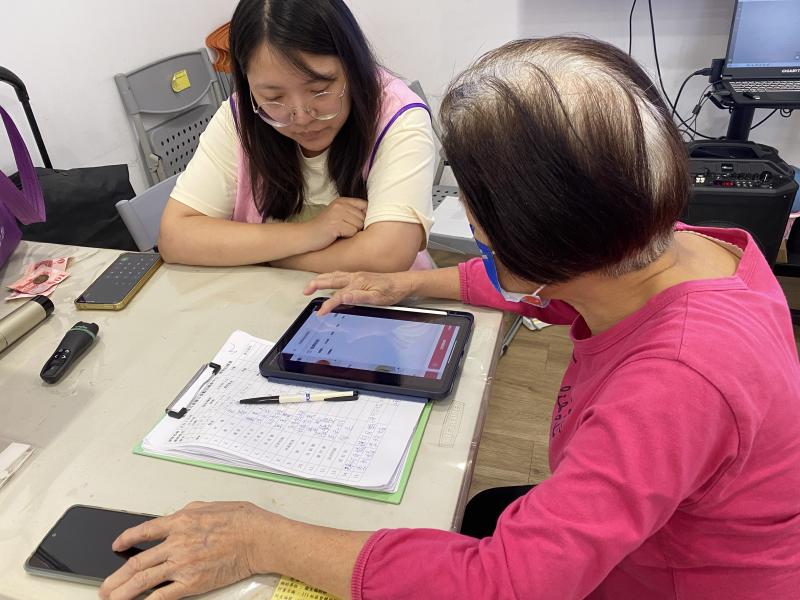 長輩一步步跟著操作，在平板上選擇餐點，完成外送 APP 的第一次點餐體驗。