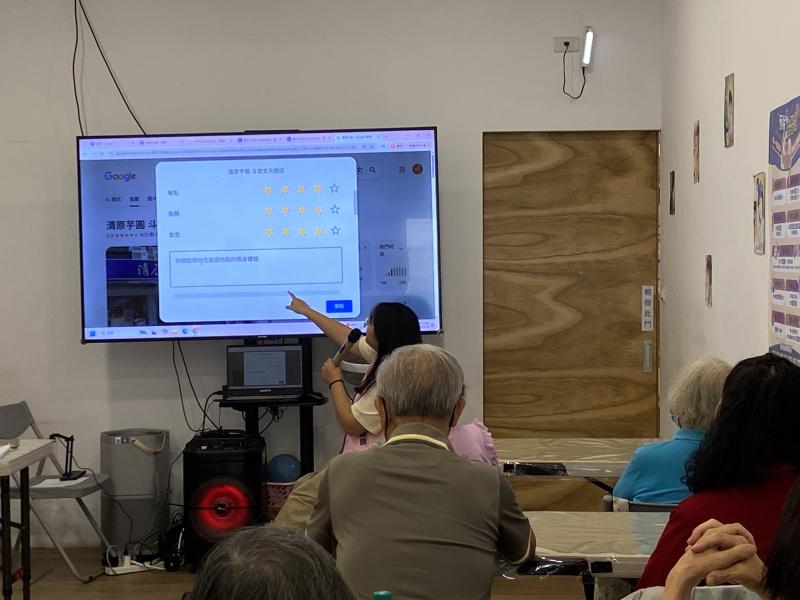 透過實際操作，長輩練習如何查看餐廳評價、評論內容，提升使用外送平台的判斷力。